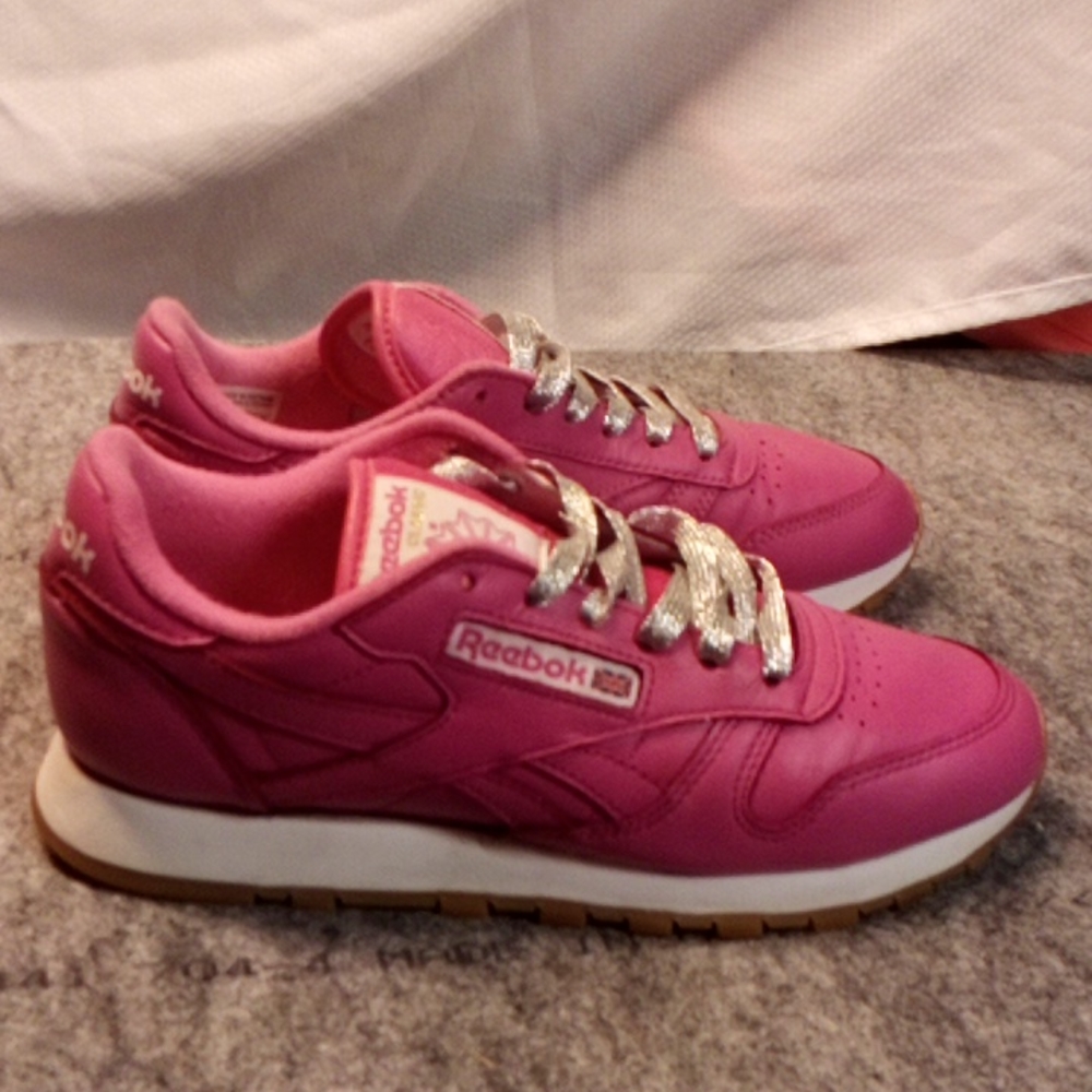 - Pink leather Reebok classic sneakers